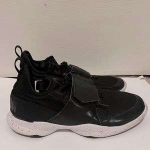 Puma Women's Dare Trainer Sheen
Athletic Shoes Sneakers Size 8,5